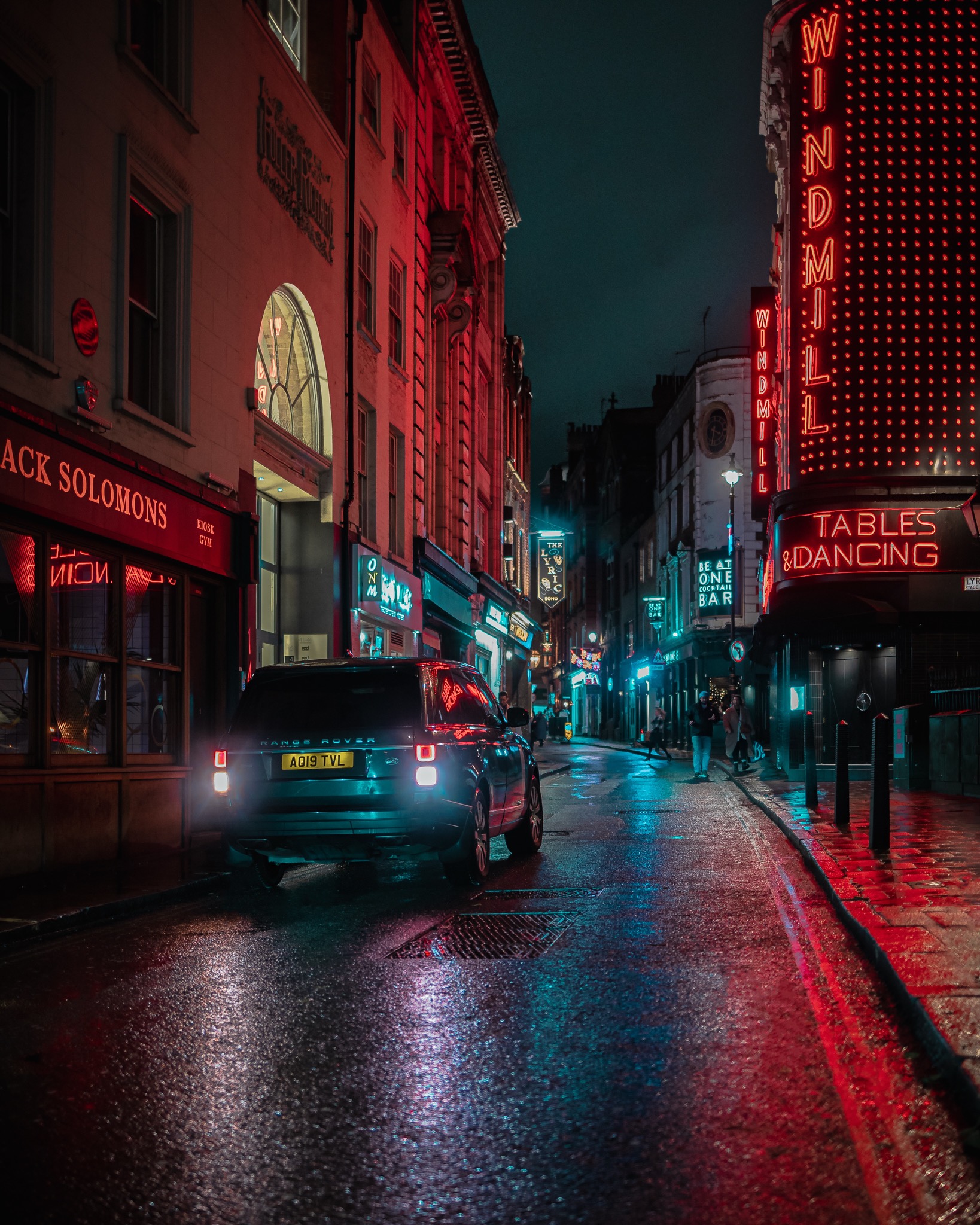 Una calle de Londres iluminada por la noche bajo la lluvia