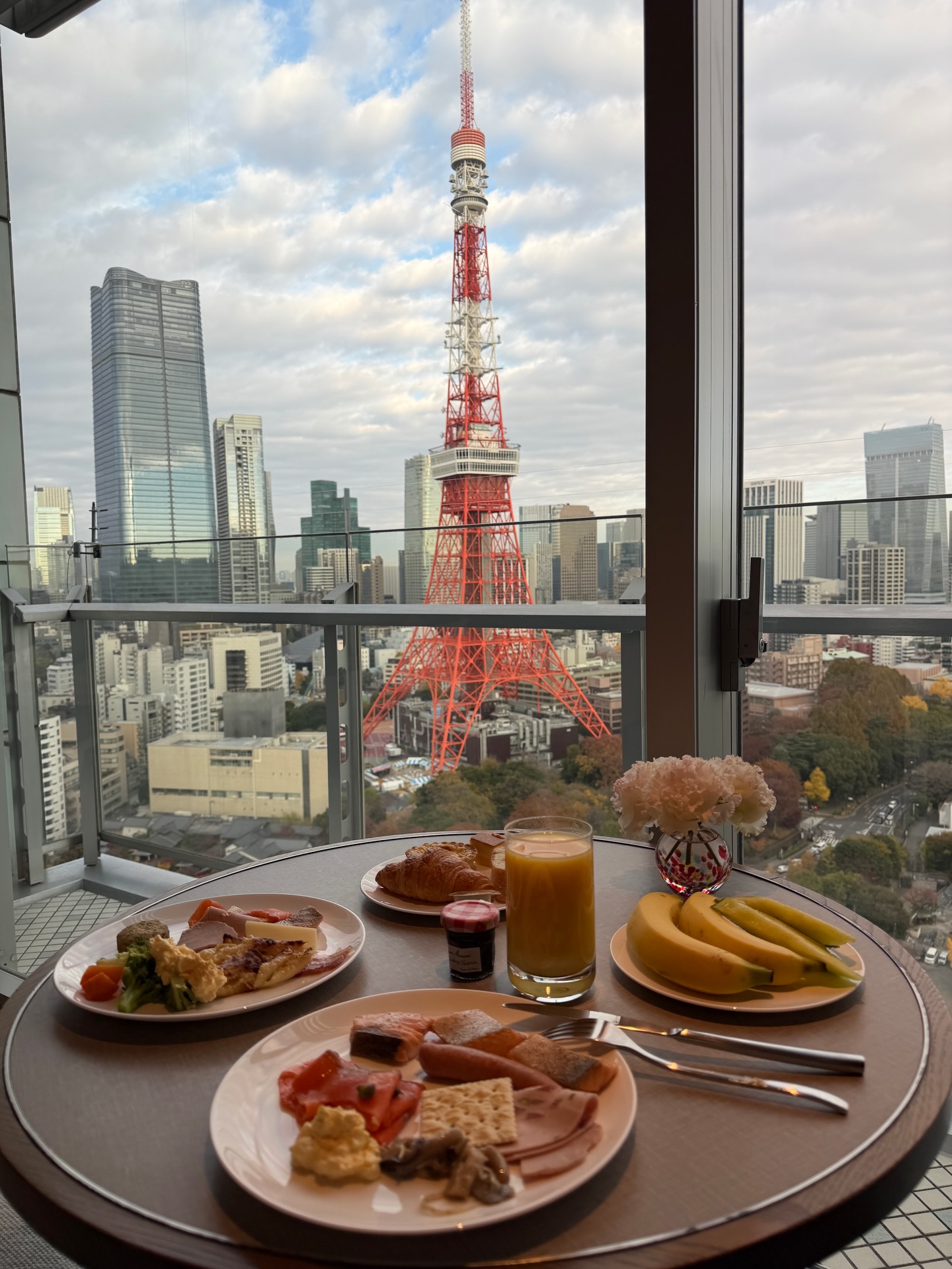 Una mesa servida durante un viaje por Tokio